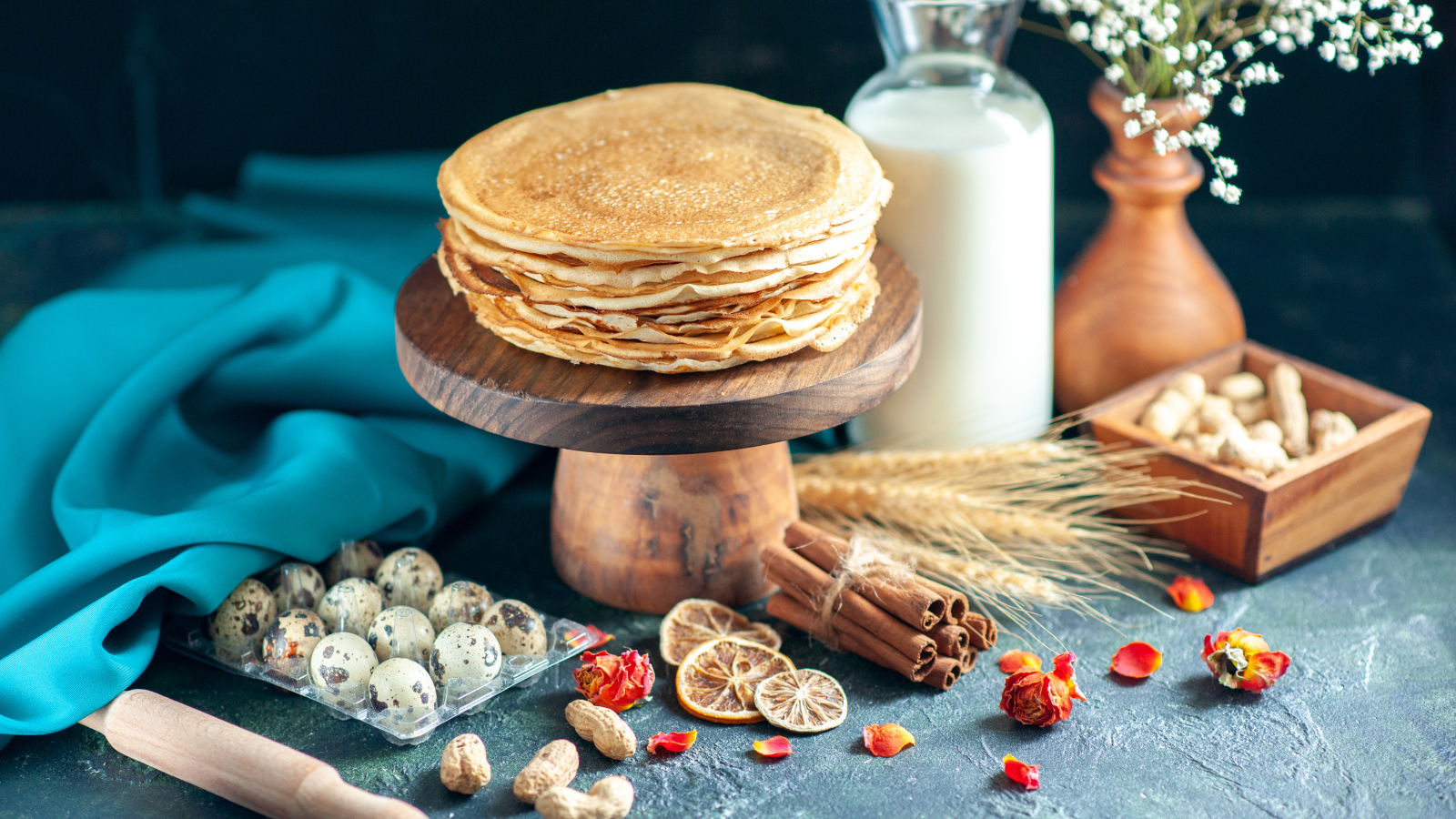 Аппетитные тонкие блины на столе на праздник Масленица