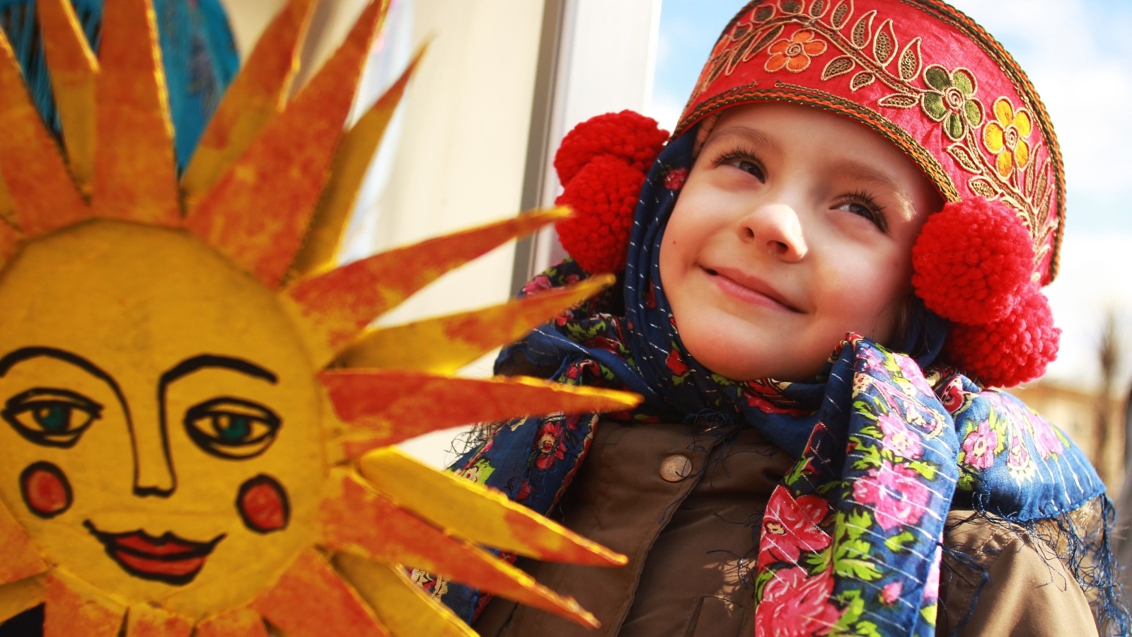 Девочка в костюме на праздник Масленица