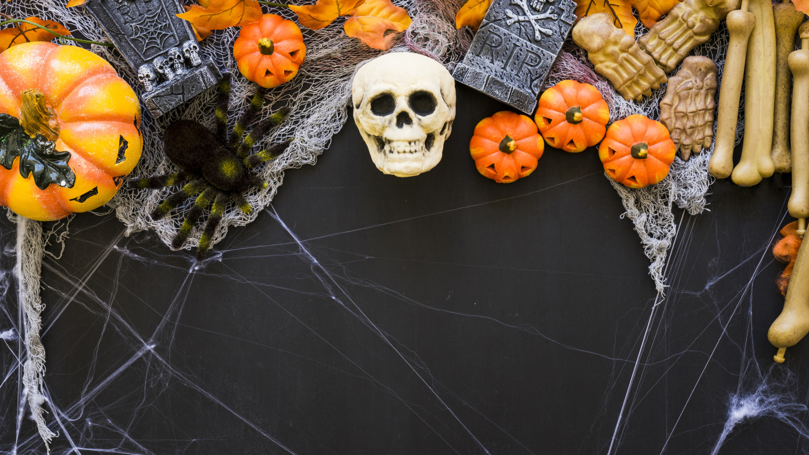 Темный фон с декором на праздник Хэллоуин