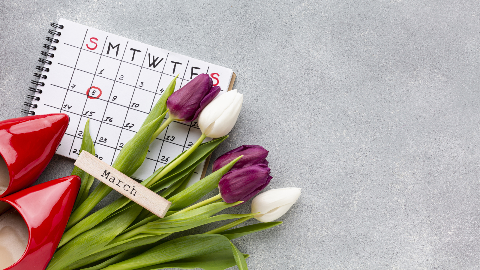 Календарь, красные туфли и букет тюльпанов на 8 марта
