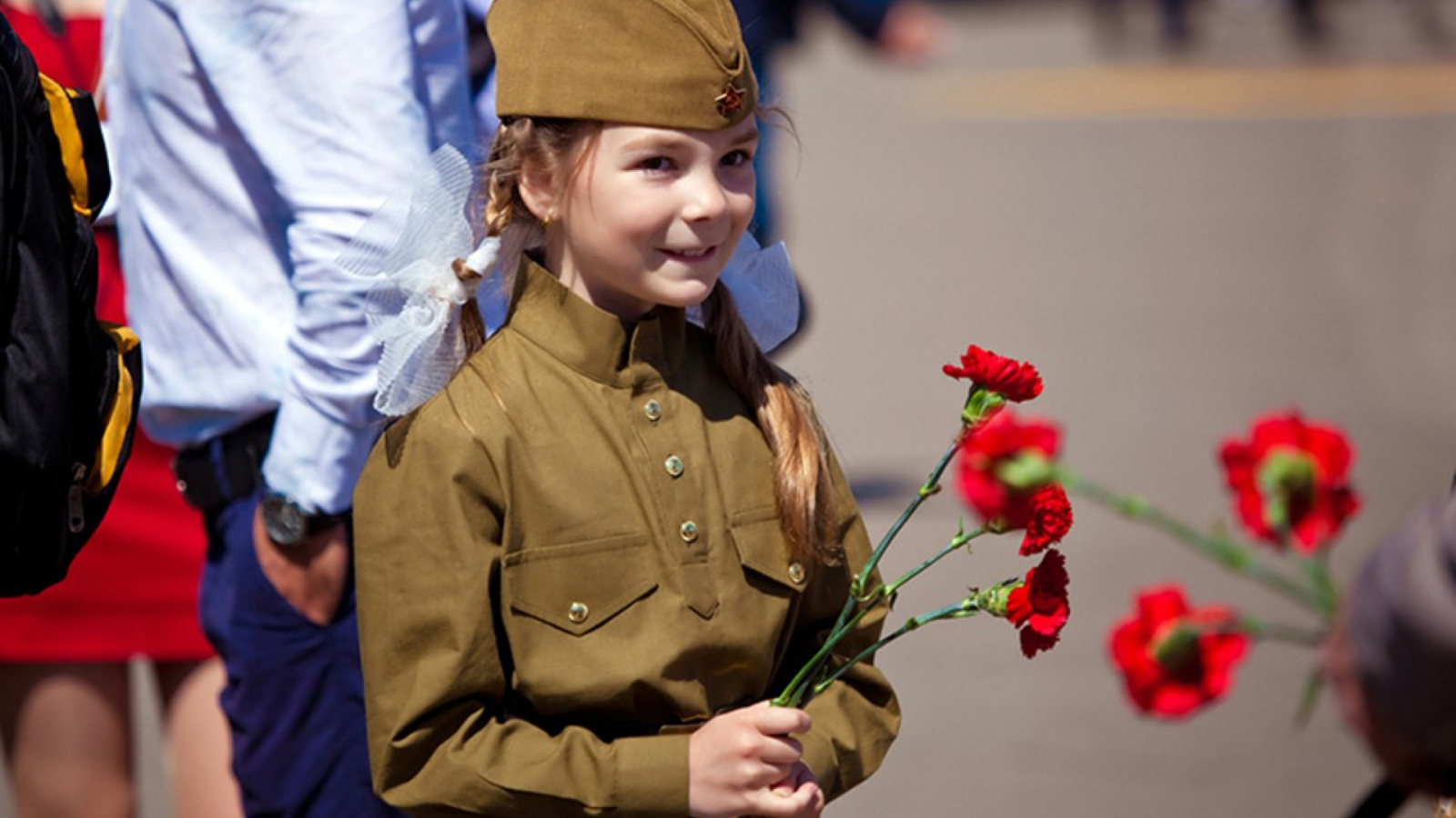 Маленькая девочка с гвоздиками на День победы 9  мая
