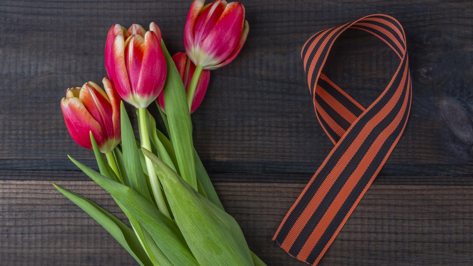 Георгиевская лента с букетом тюльпанов на 9 мая