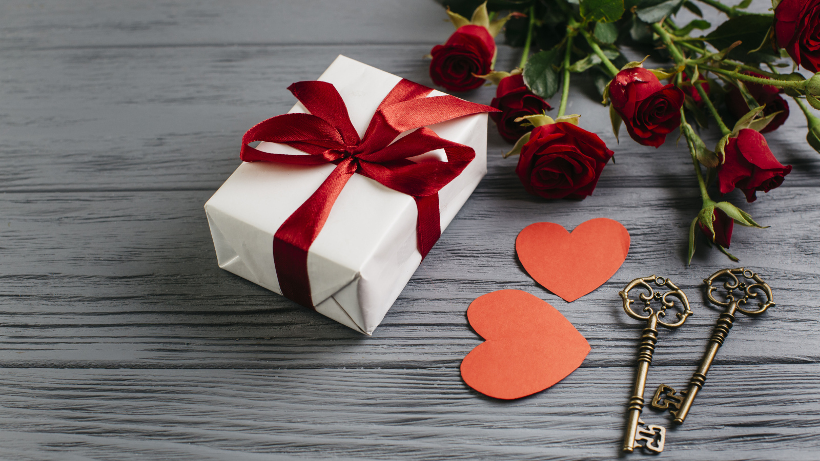 Подарок, букет роз и ключи для любимой на День Святого Валентина