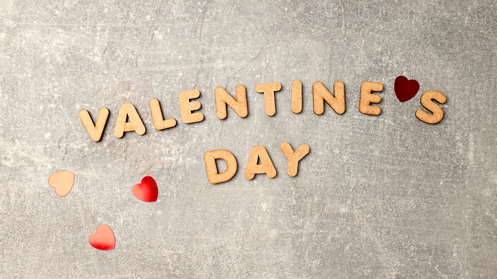 Буквы на сером фоне на день Святого Валентина