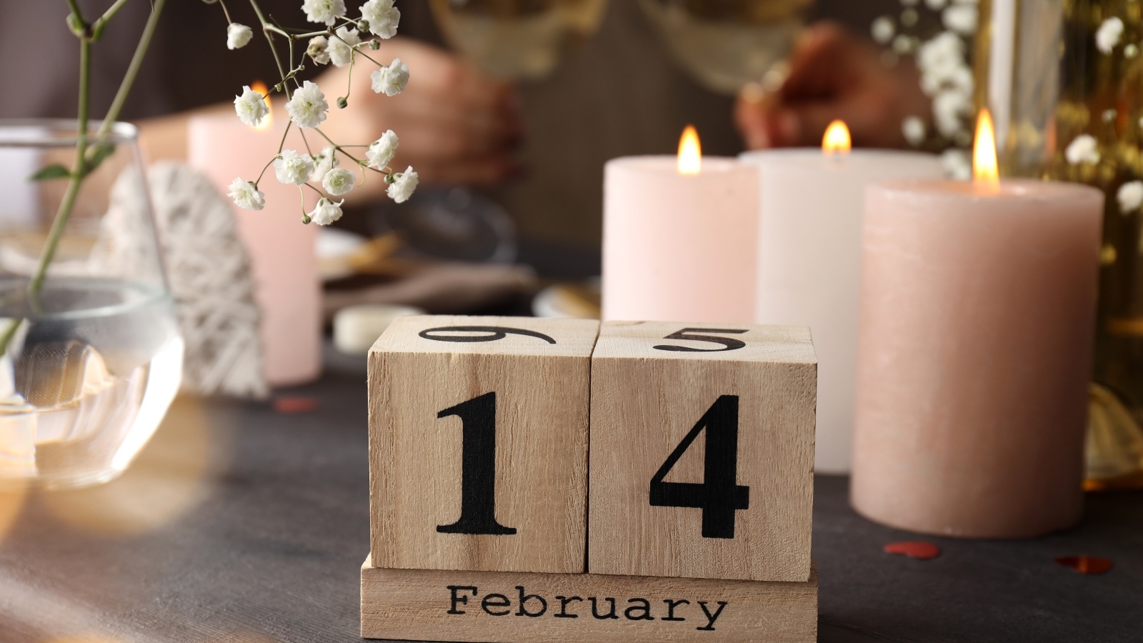 Зажженные свечи и кубики на день влюбленных 14 февраля