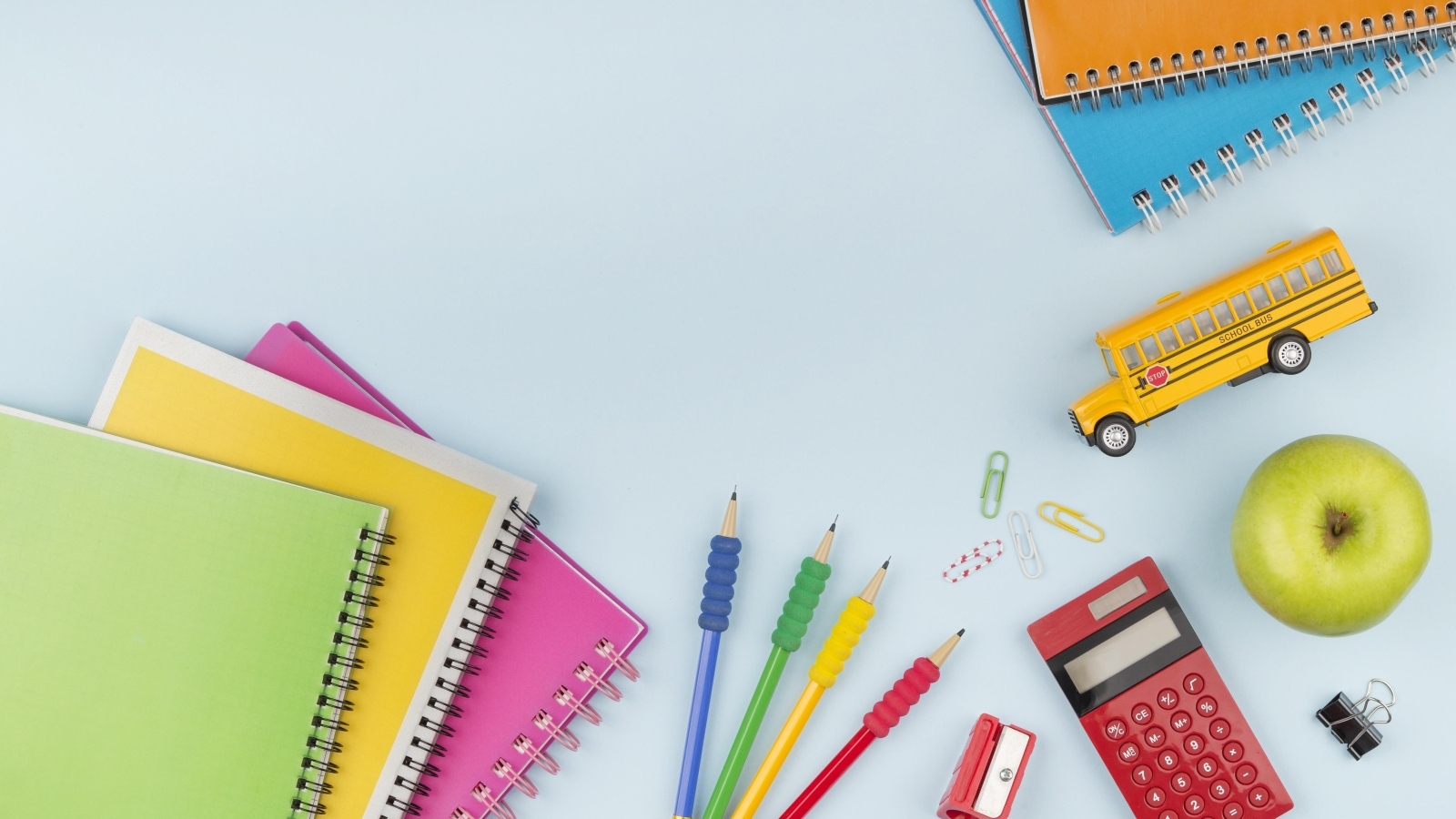 Канцелярские предметы на голубом фоне