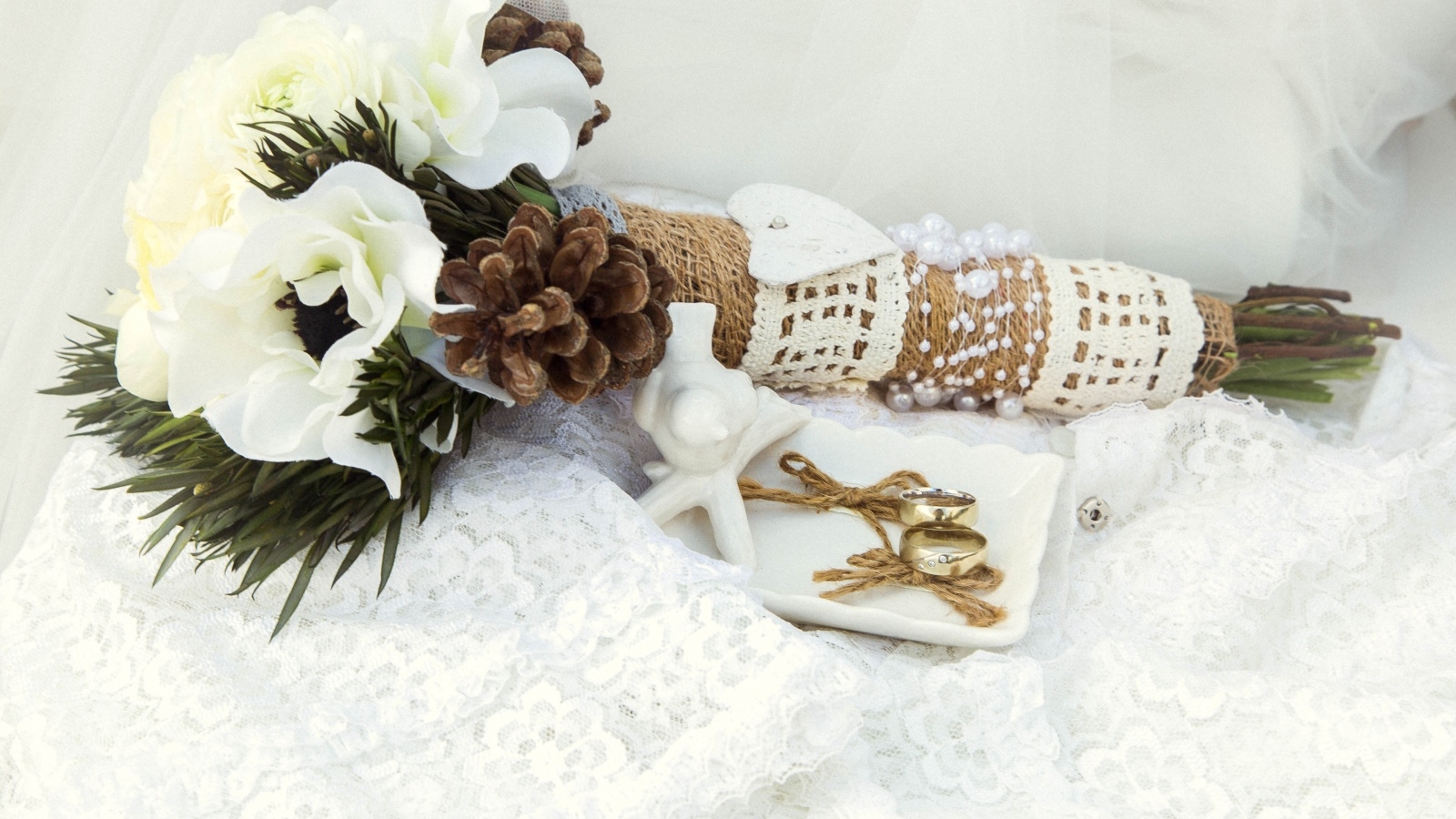 Свадебный букет с обручальными кольцами