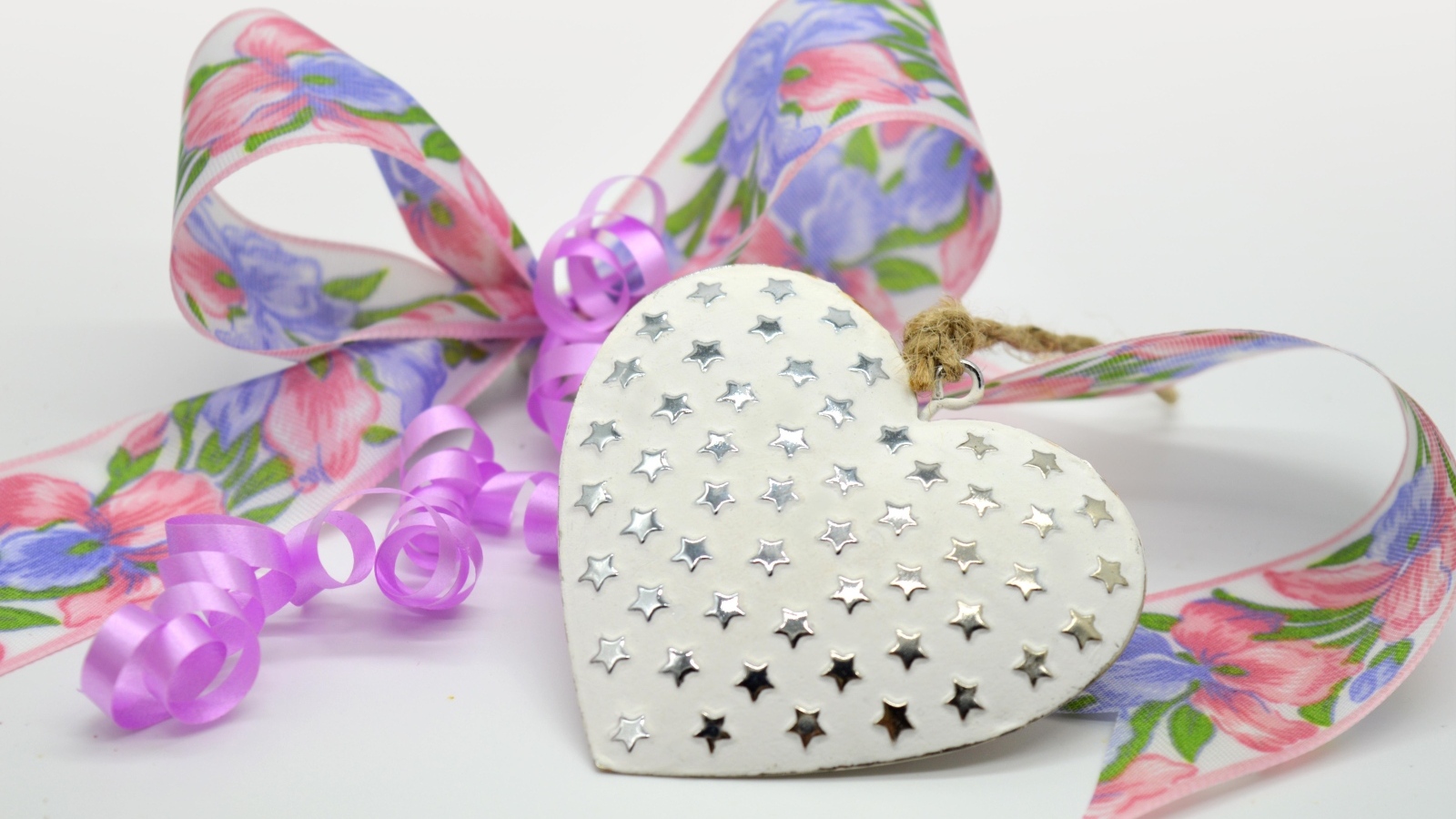 Красивое сердце в звездах с ленточкой