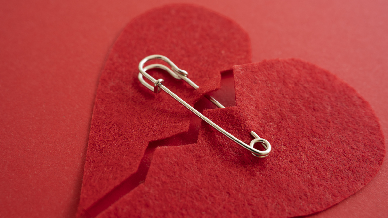 Разбитое сердце скрепили английской булавкой