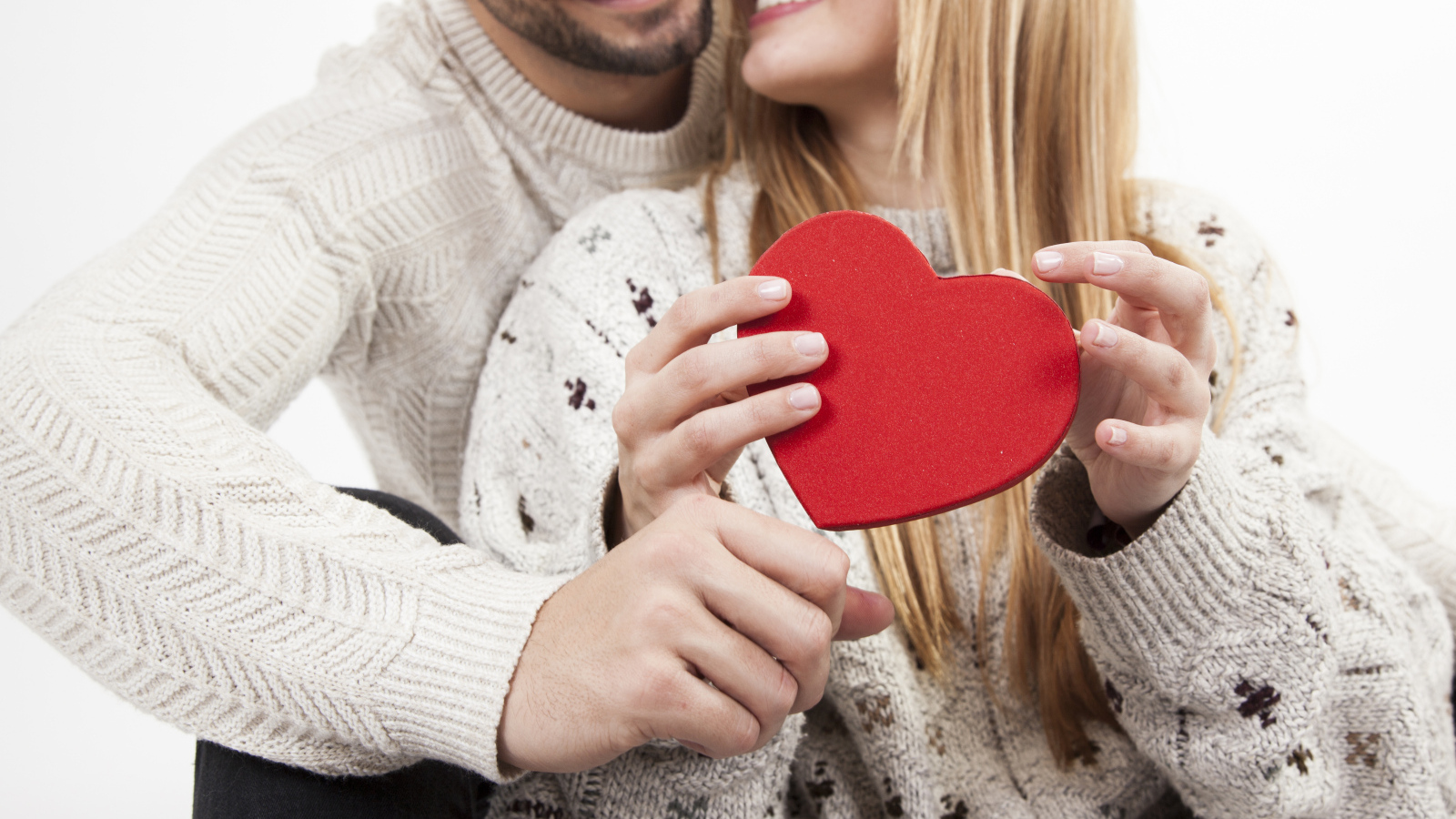 Влюбленная пара с красным сердцем в руках