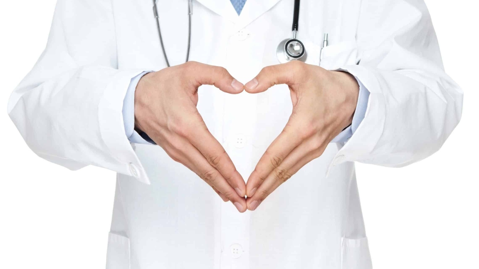 Доктор делает сердце ладонями рук