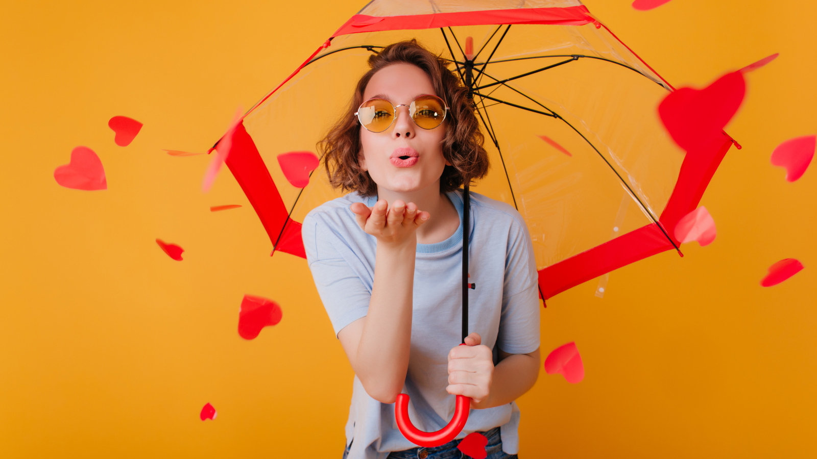 Девушка под зонтом с сердечками