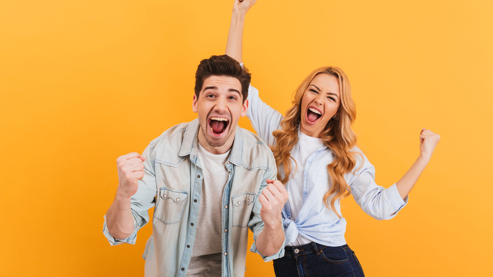 Счастливая пара на оранжевом фоне