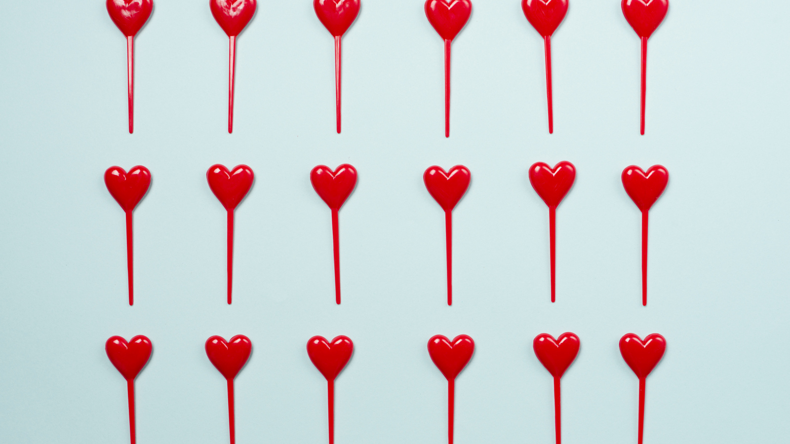 Сердечки на палочке на голубом фоне