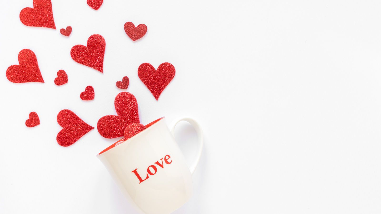 Кружка с надписью любовь с красными сердечками на белом фоне