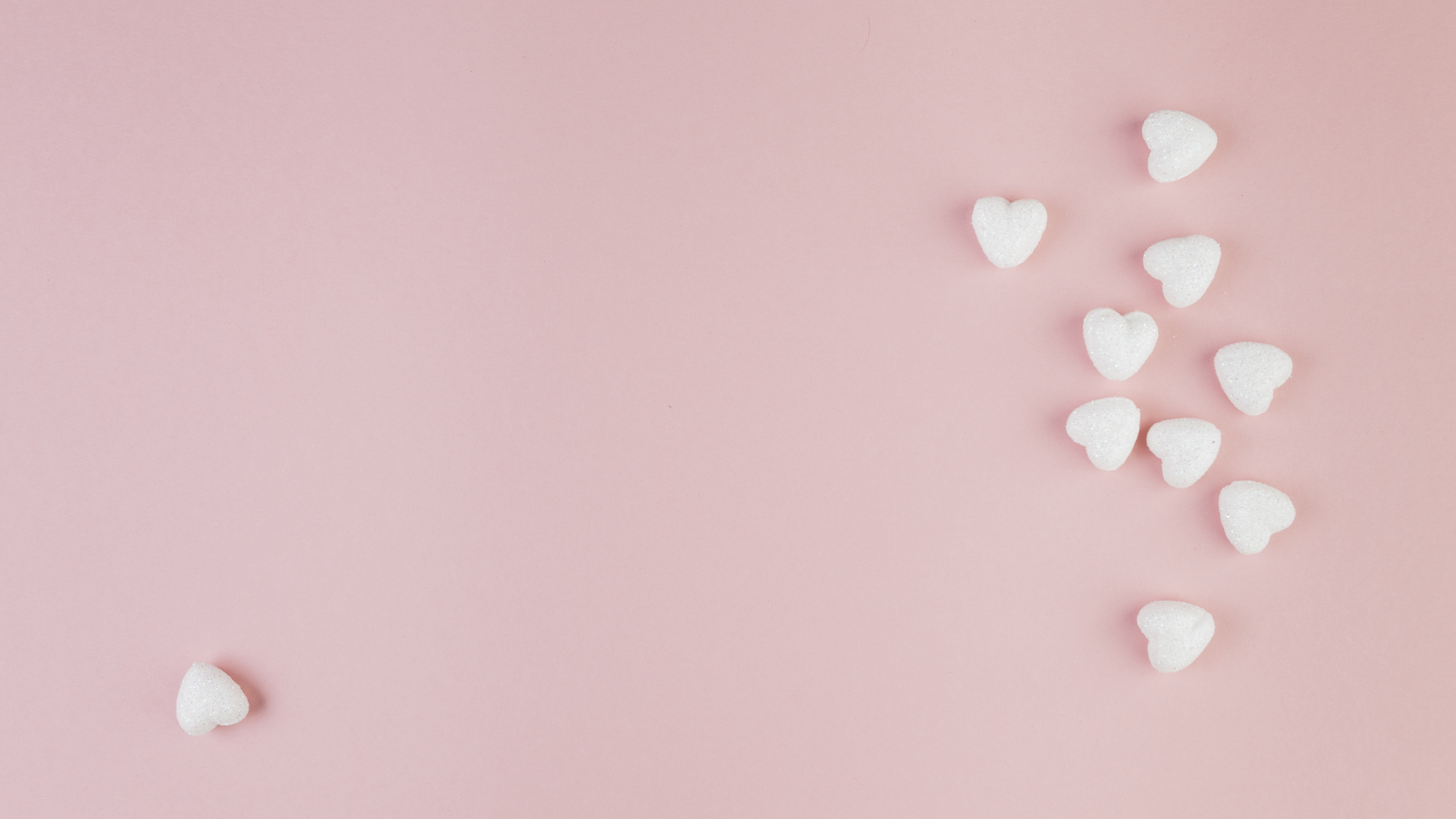 Маленькие белые сердечки на розовом фоне