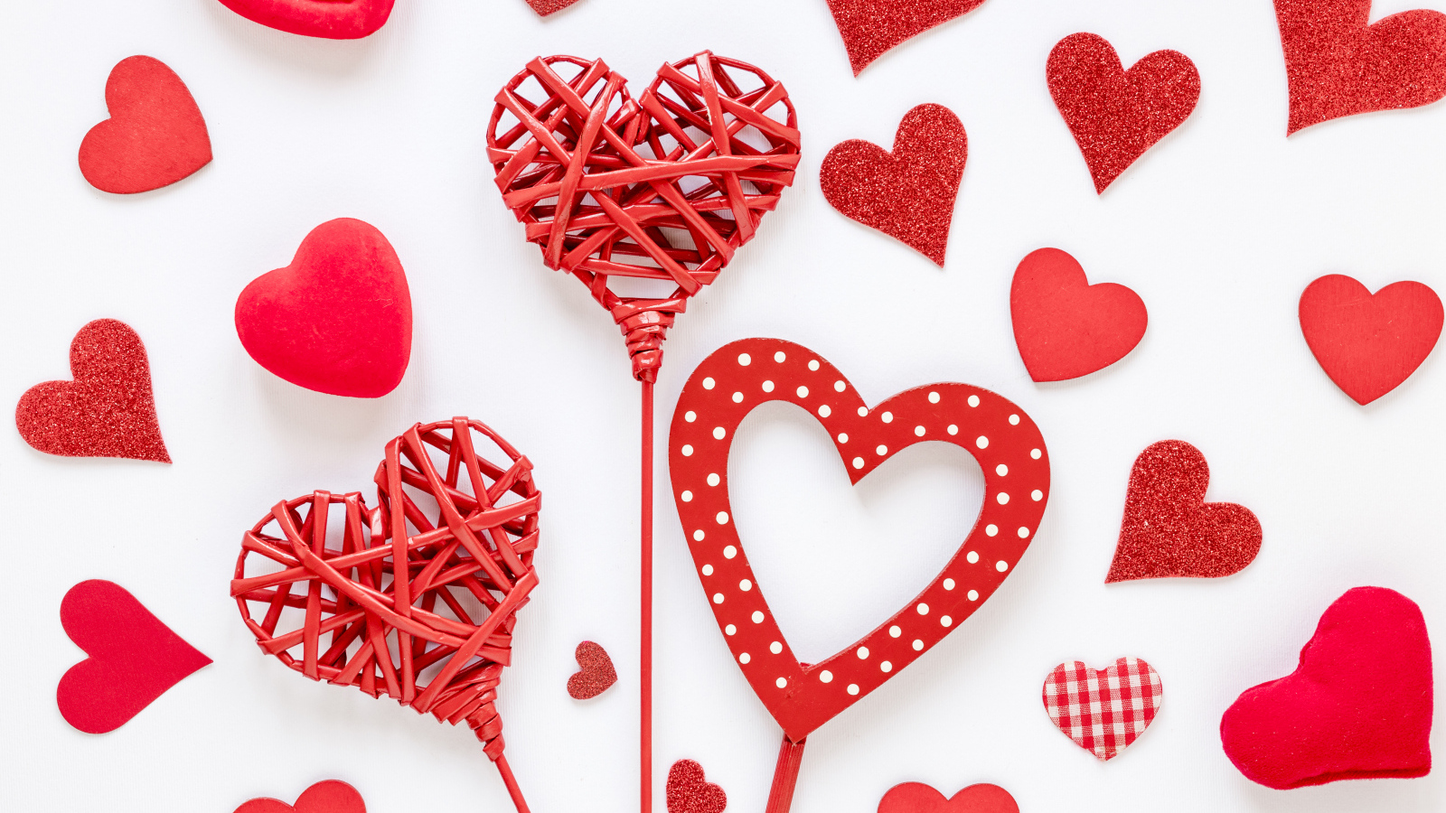 Плетеные и бумажные сердечки на белом фоне