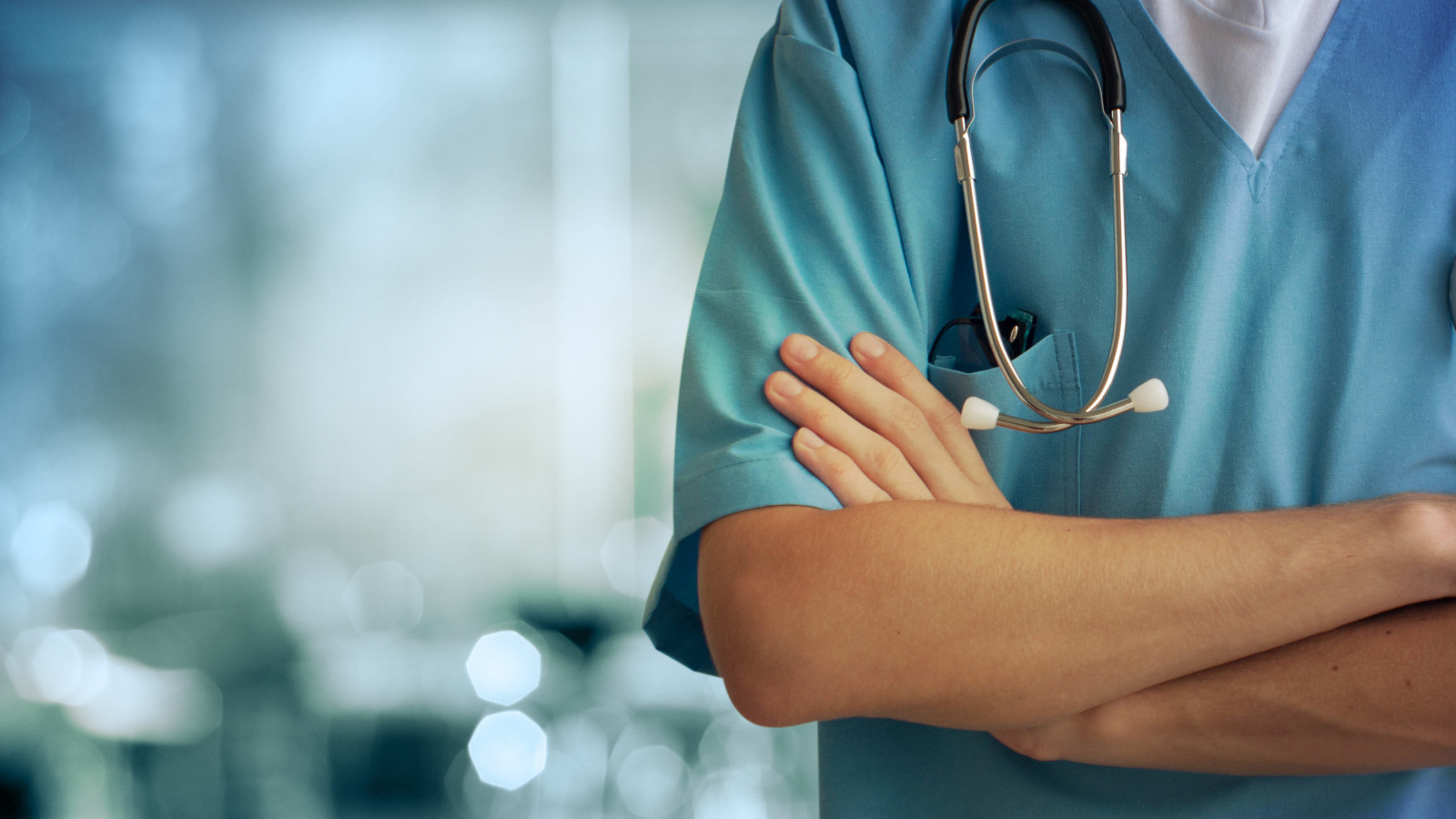 Врач в голубом медицинском костюме