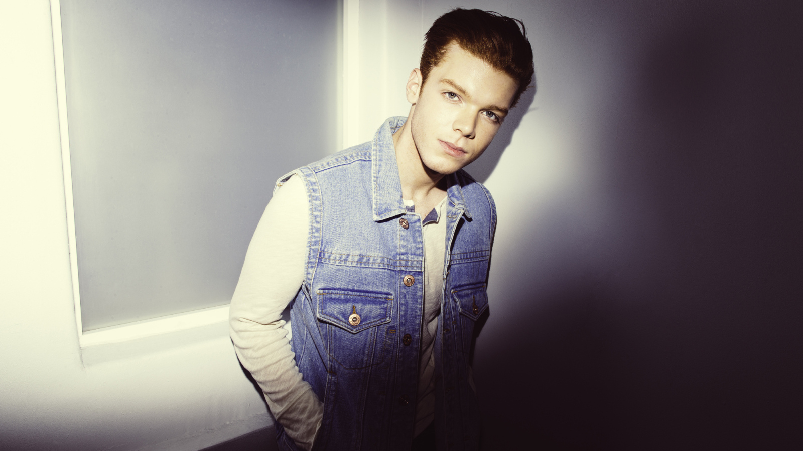 Актер Камерон Монахэн в комнате