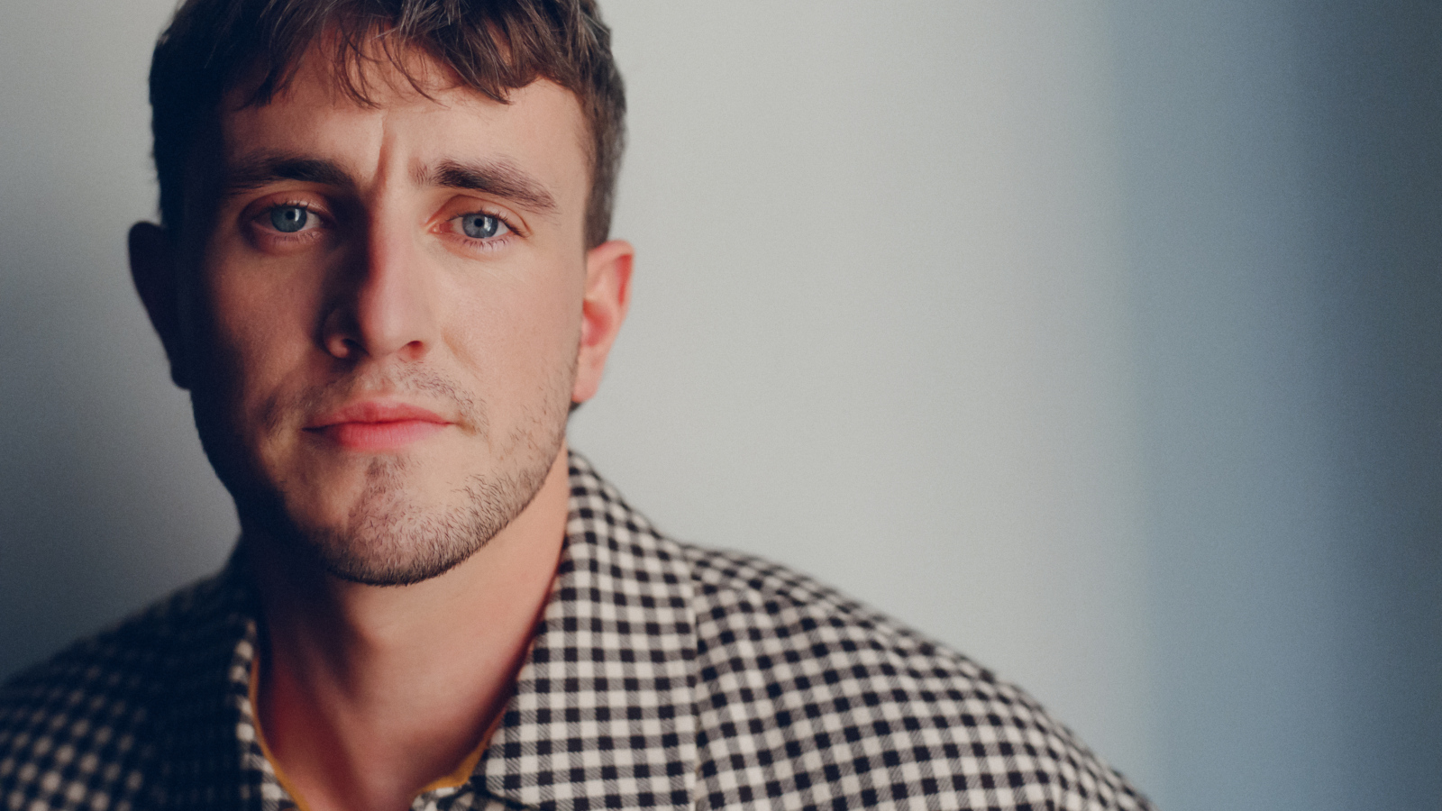 Голубоглазый ирландский актер Пол Мескал