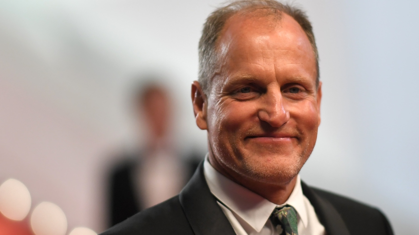 Стильный мужчина актер Вуди Харрельсон