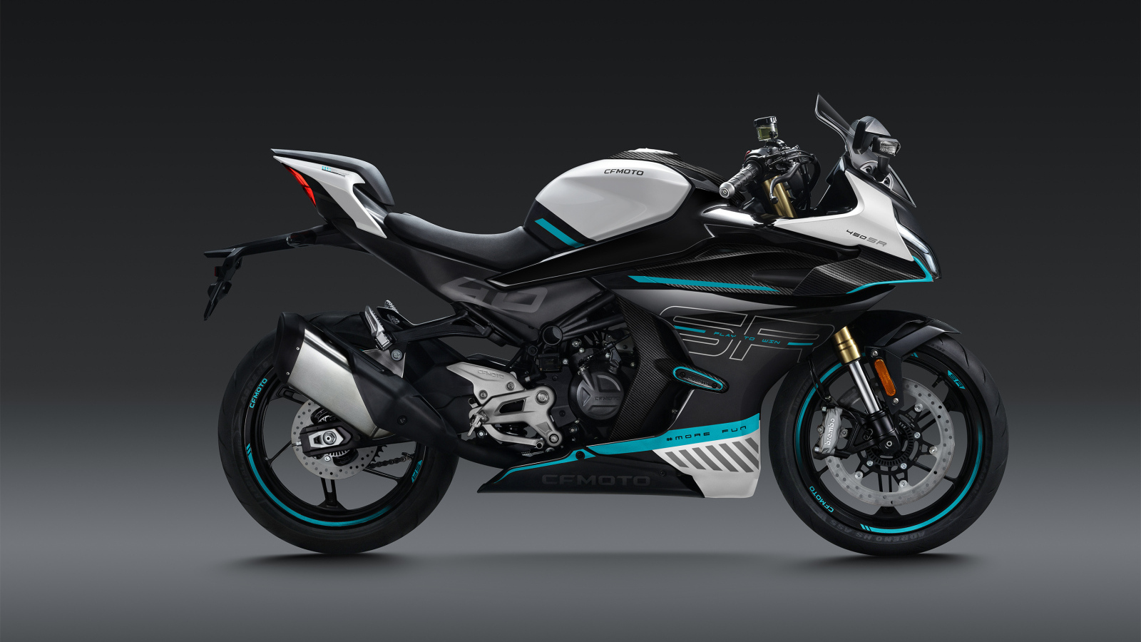 Мотоцикл CFMoto 450SR, 2023 года на сером фоне