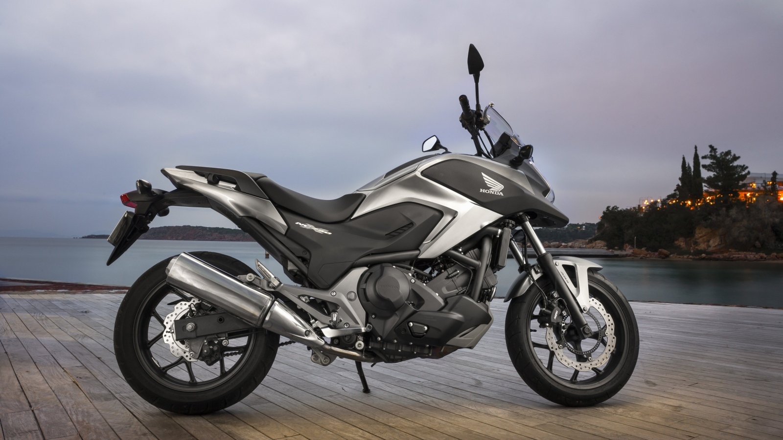 Мотоцикл honda nc750x у воды