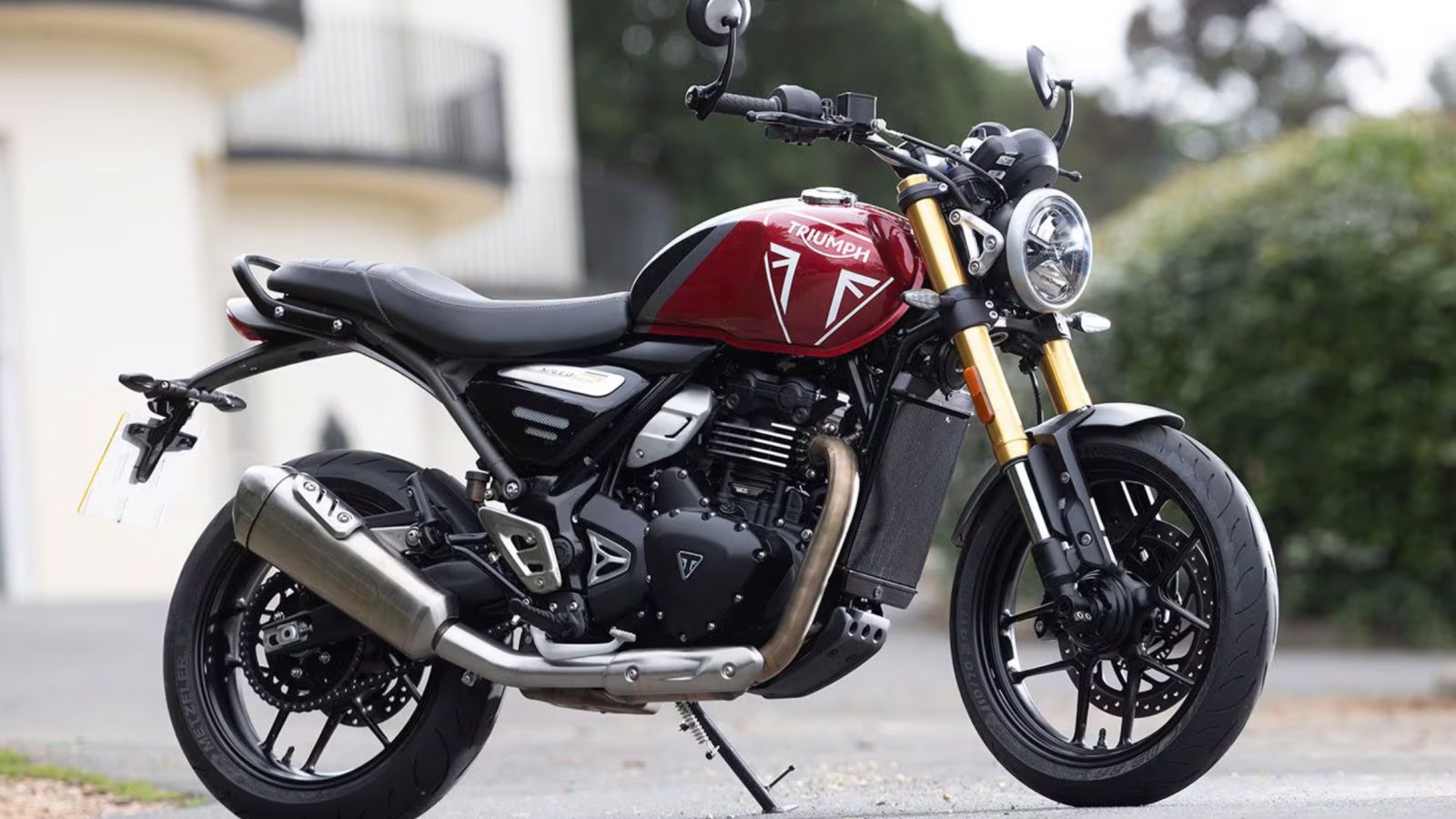 Мотоцикл Triumph Speed 400 на улице