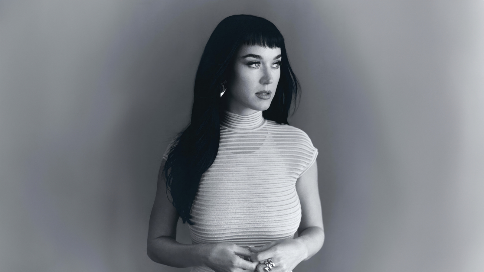 Американская певица Кэти Перри черно-белое фото