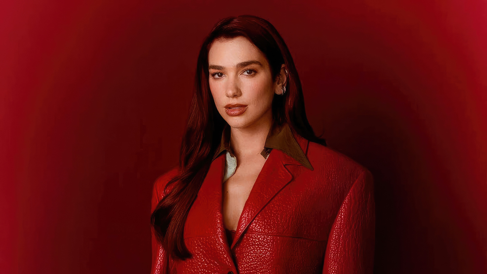 Красивая певица Дуа Липа на красном фоне