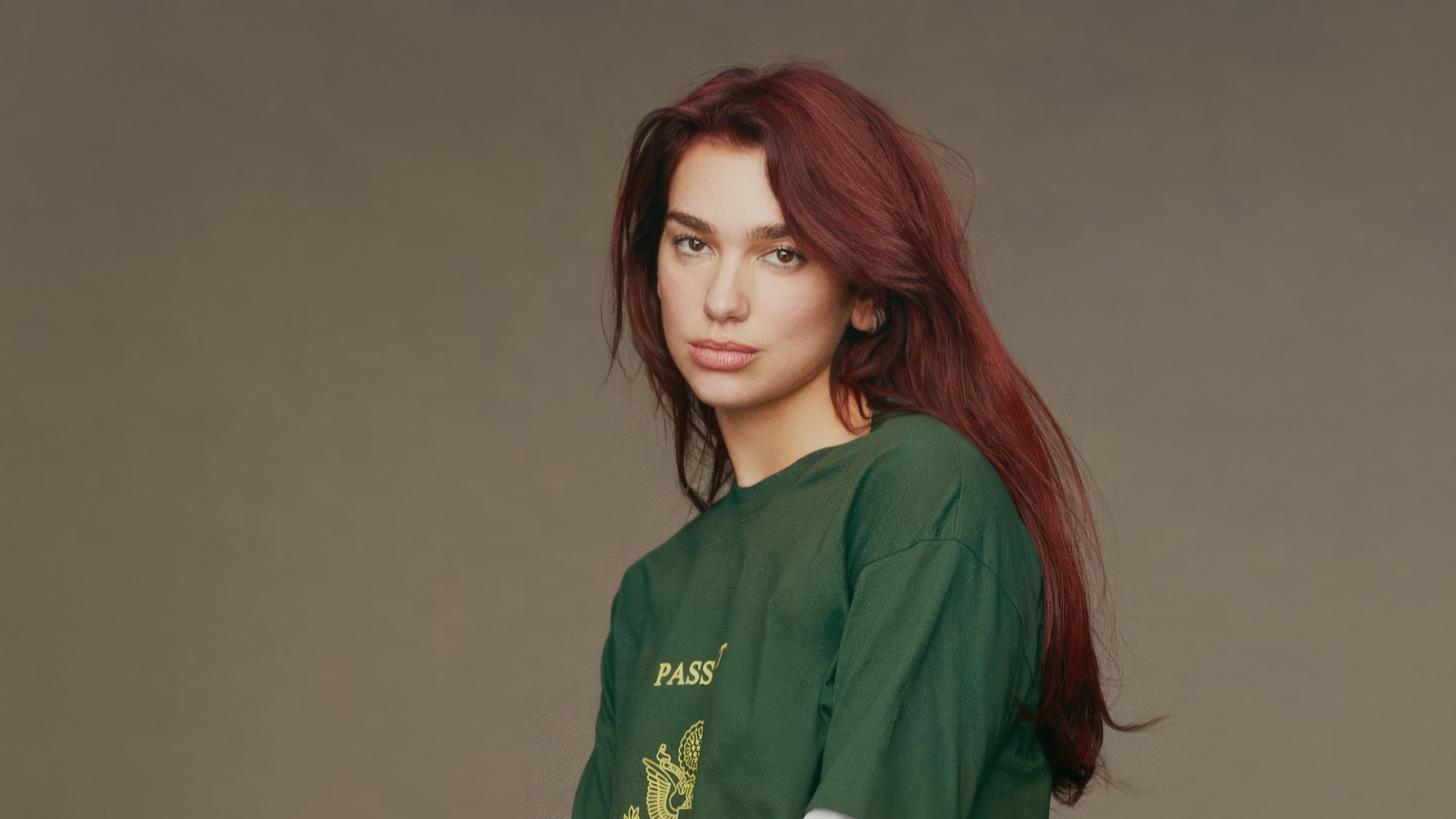 Милая девушка певица Дуа Липа на сером фоне