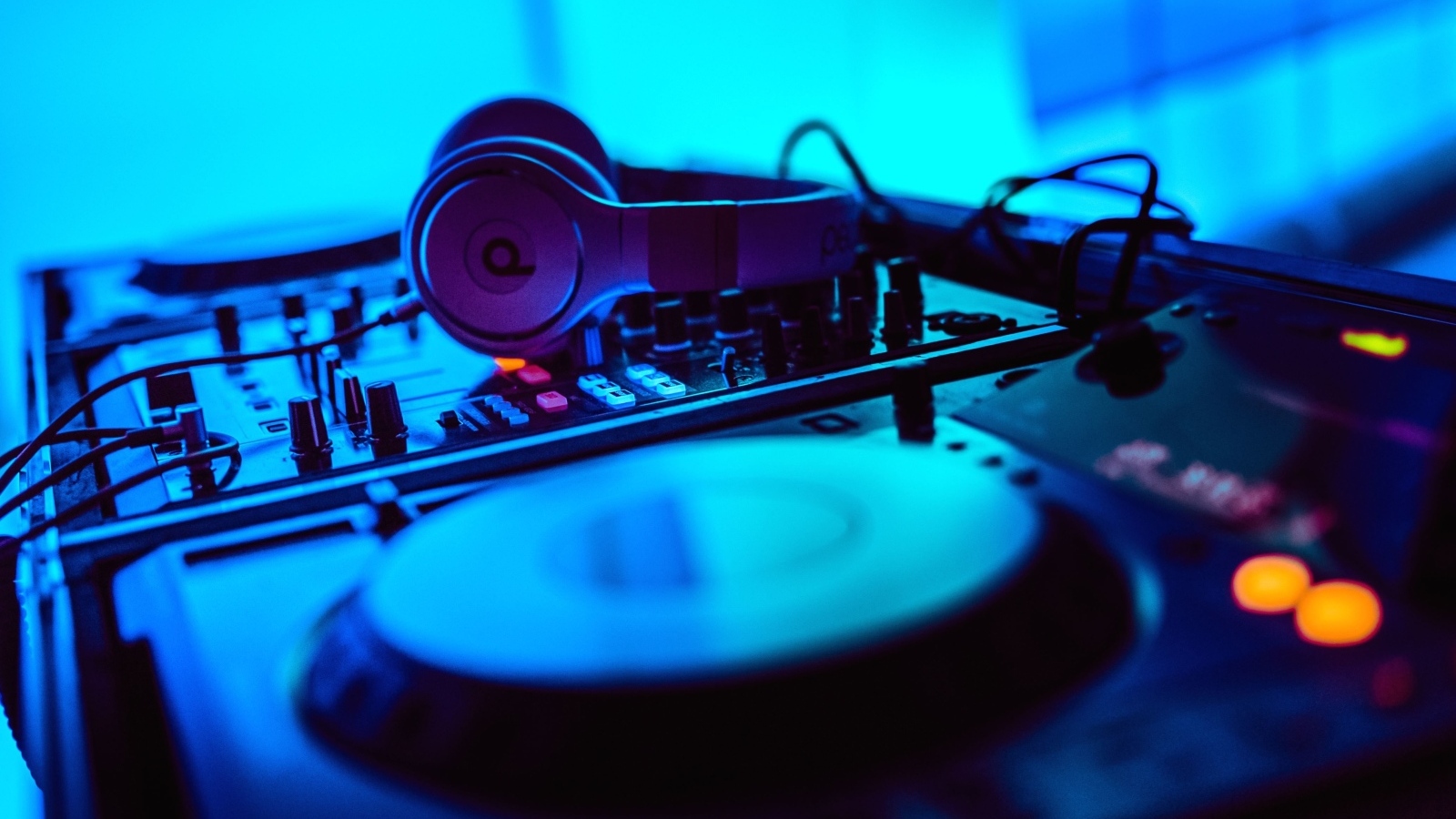 Наушники и диджейская установка в клубе