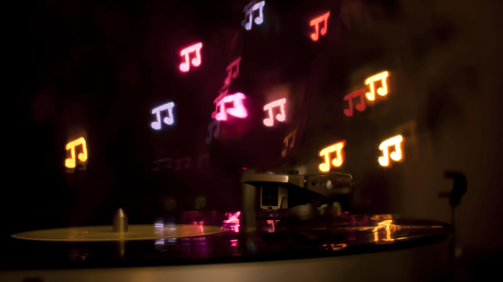 Разноцветные неоновые ноты над пластинкой