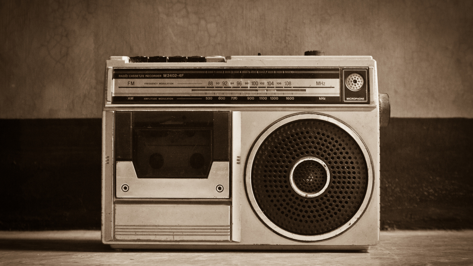 Ретро радио на столе у стены