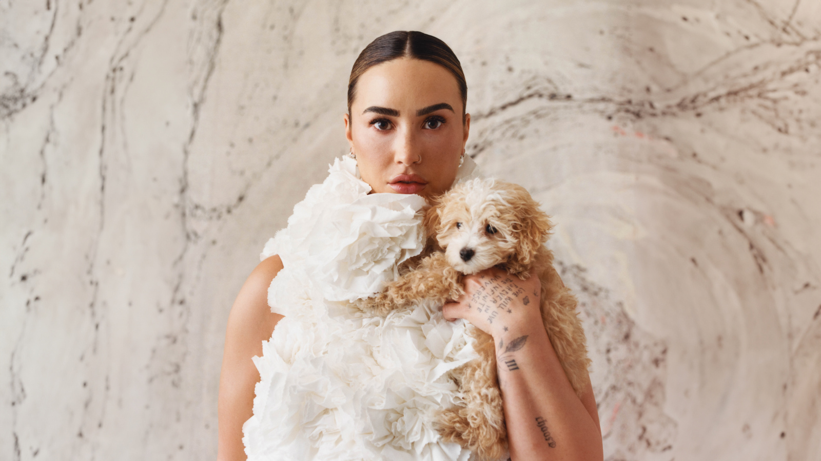 Певица Деми Ловато в белом платье с собакой