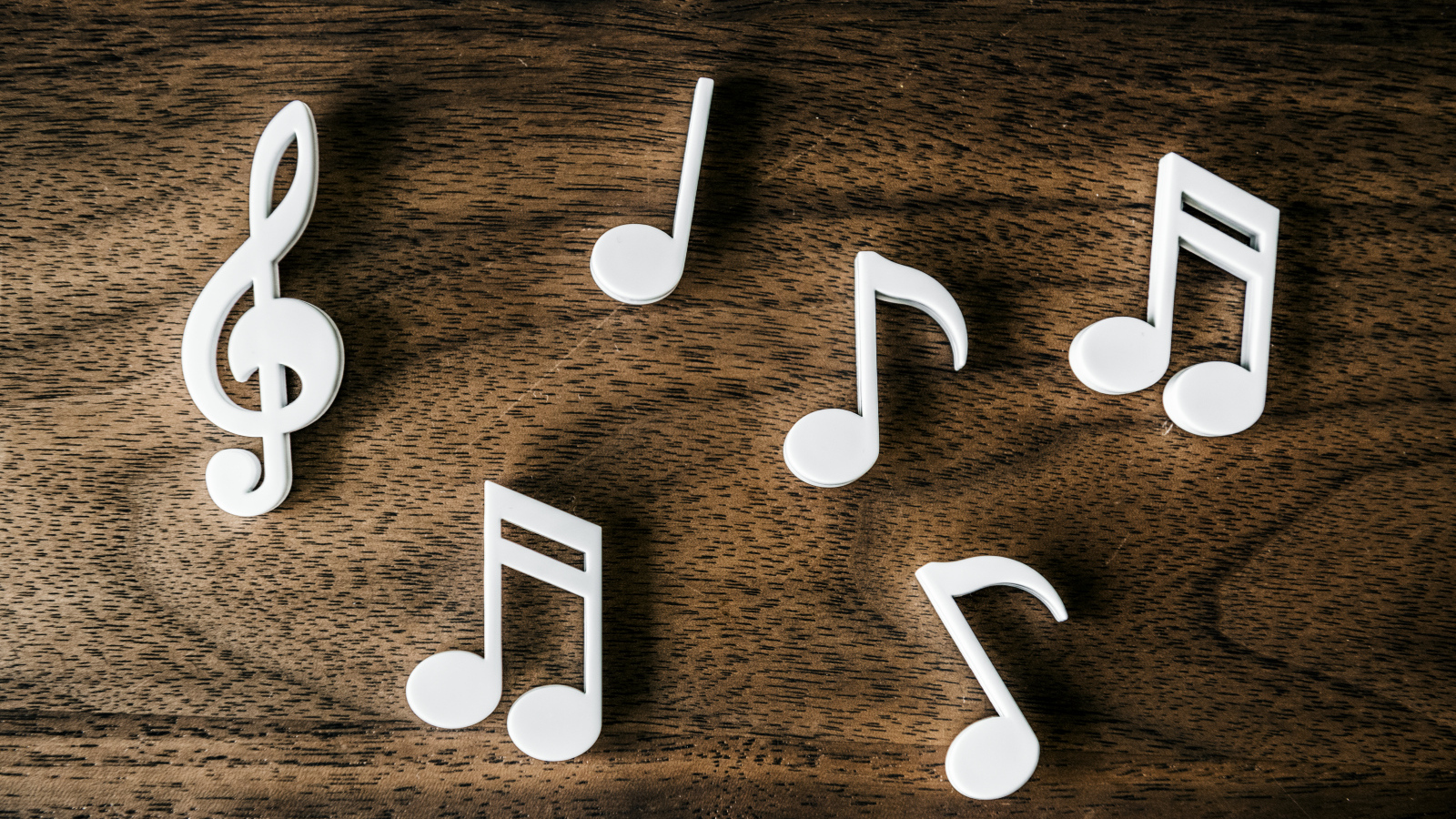 Белые ноты на деревянном столе