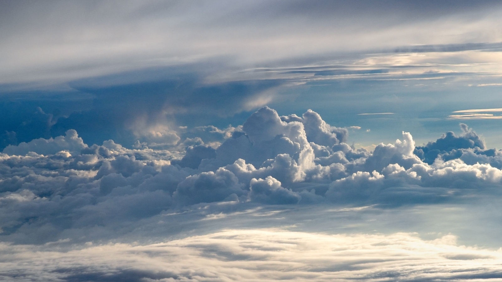 Густые белые облака в лучах солнца