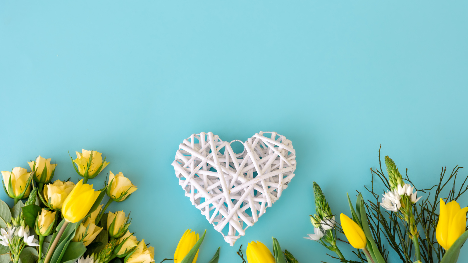 Голубой фон с белым сердцем и желтыми цветами