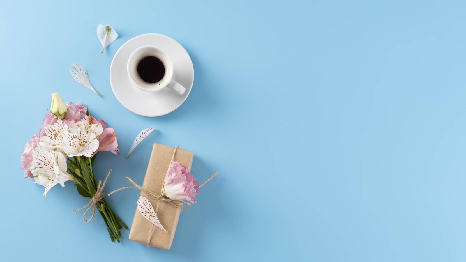 Букет цветов альстромерии с  подарком и чашкой кофе на голубом фоне