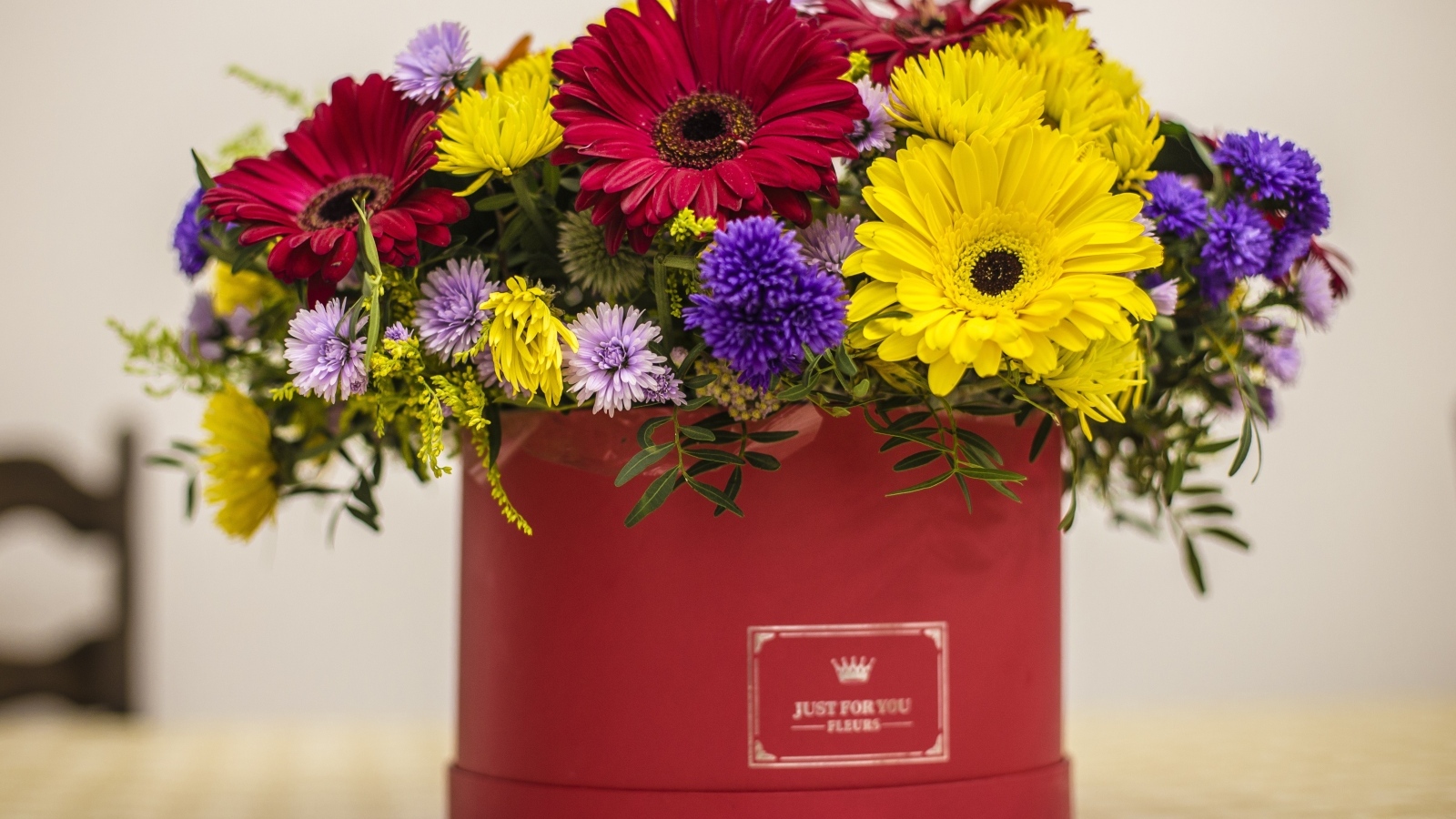 Букет разноцветных цветов в корочке на столе