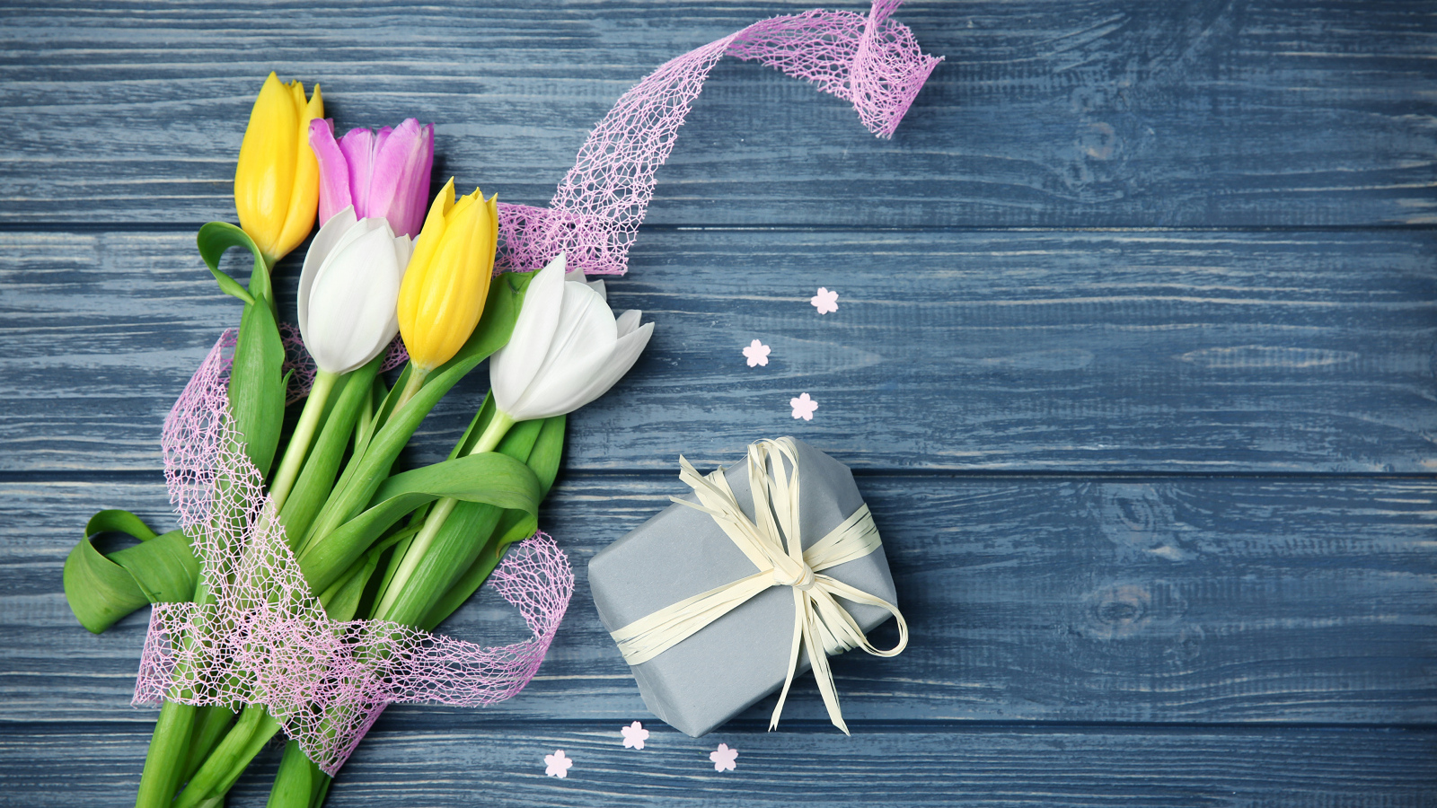 Букет разноцветных тюльпанов с лентой и подарком