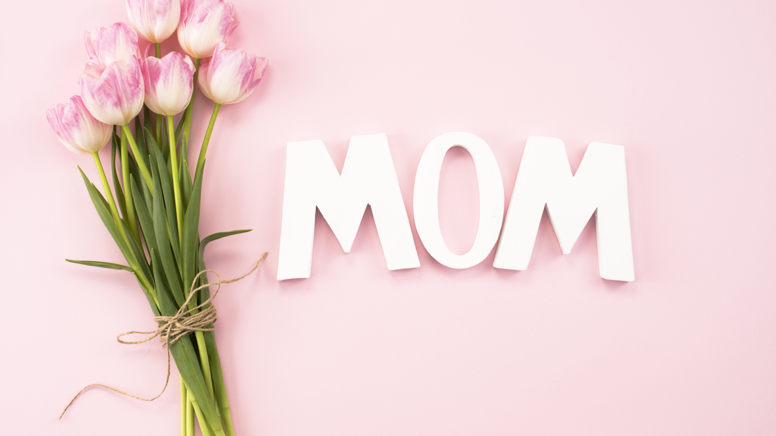 Букет тюльпанов для мамы на розовом фоне