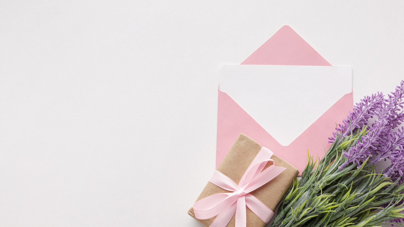 Конверт с цветами и подарком на белом фоне