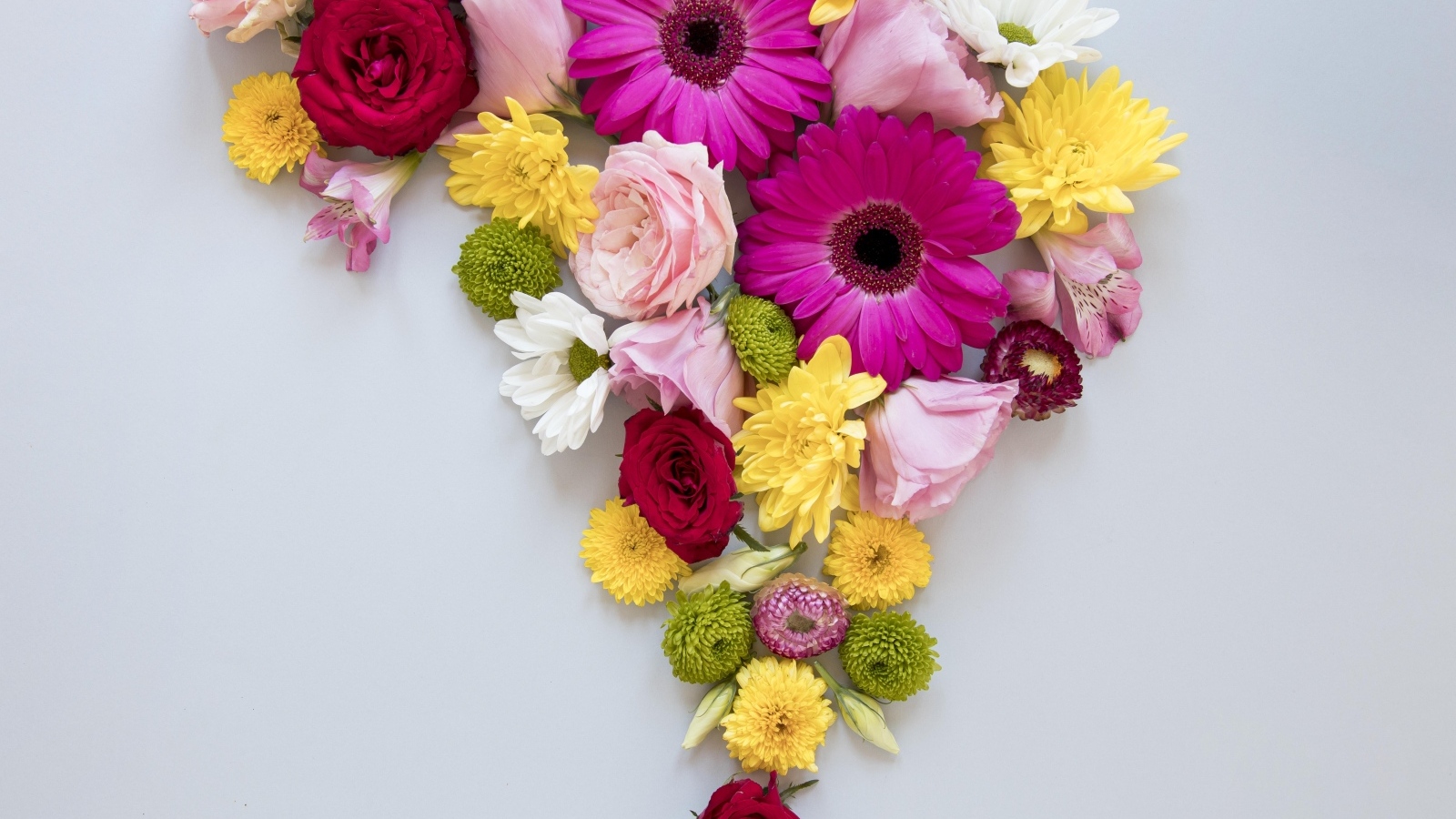 Цветочная композиция на сером фоне