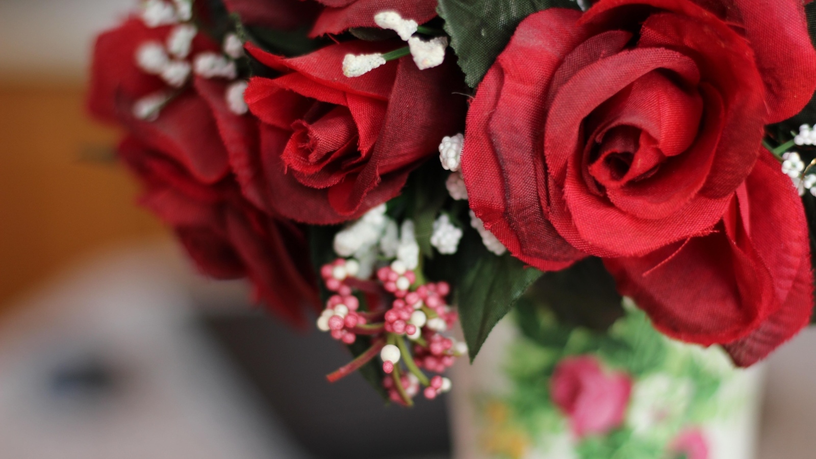 Красные искусственные розы на столе