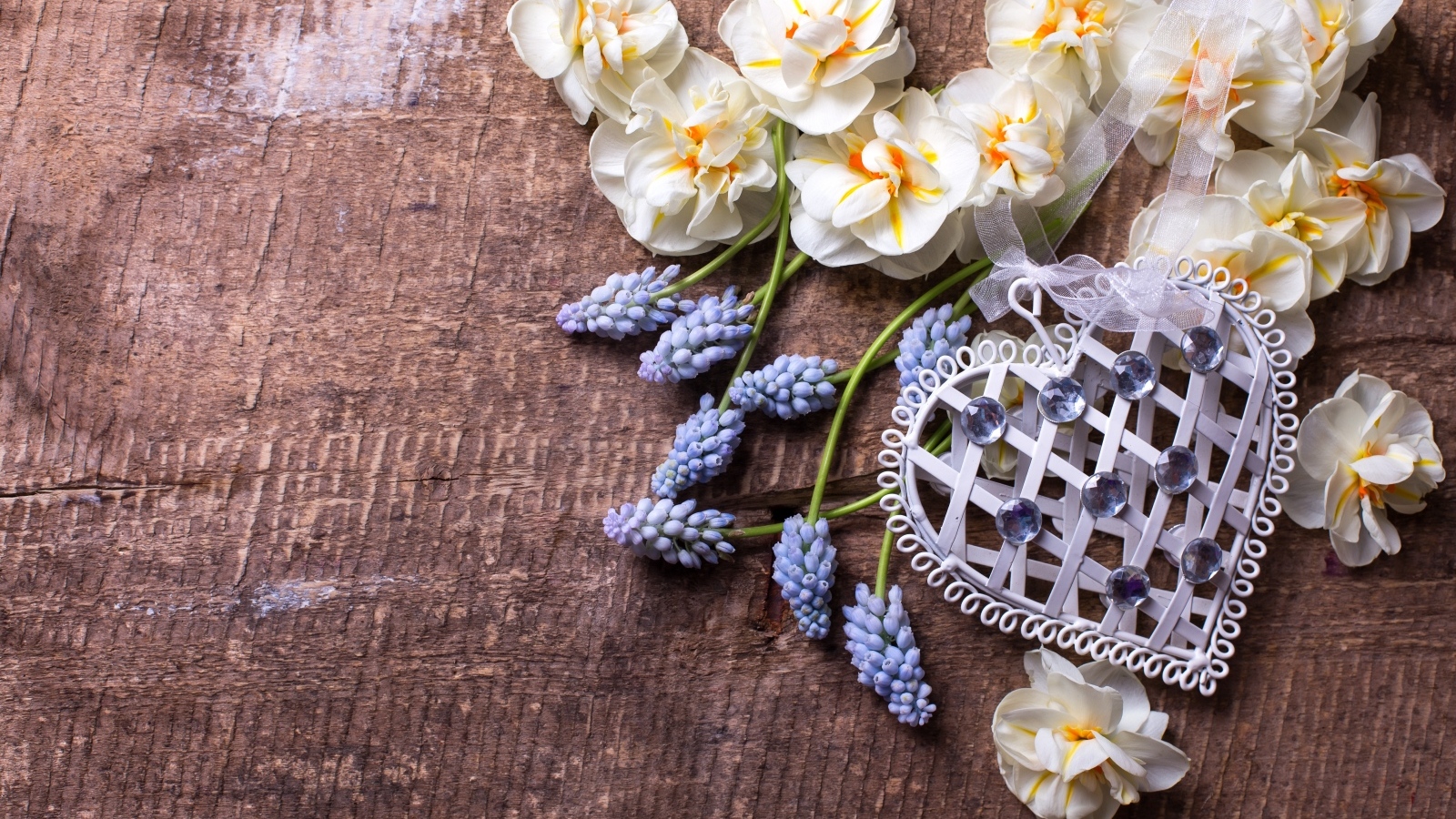 Весенние цветы с сердцем на деревянном столе