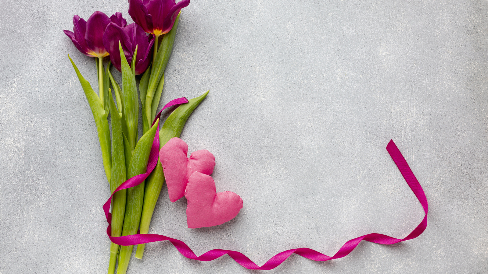 Три тюльпана, сердечко и лента на сером фоне