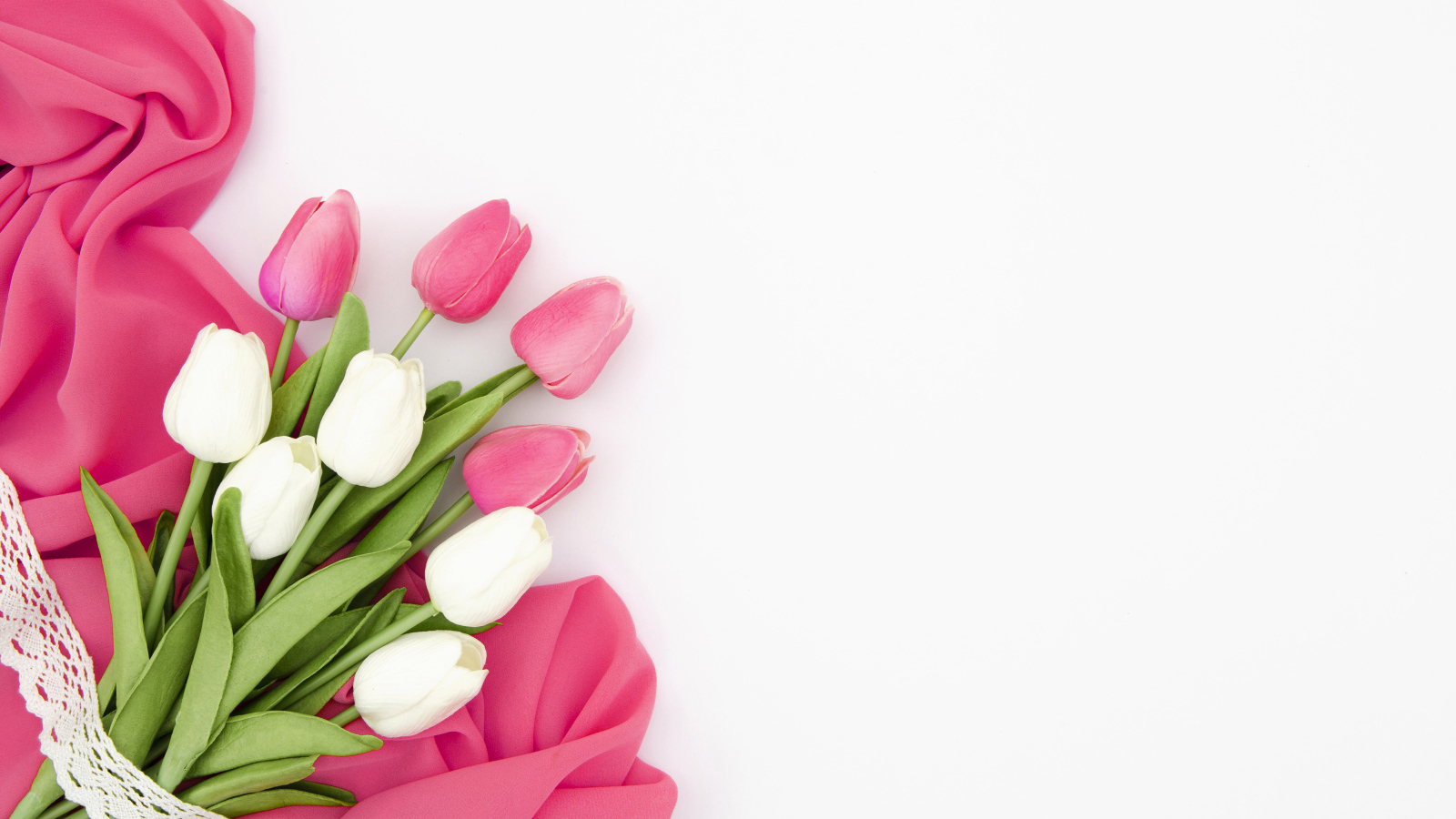 Белые и розовые тюльпаны с тканью на белом фоне, шаблон 