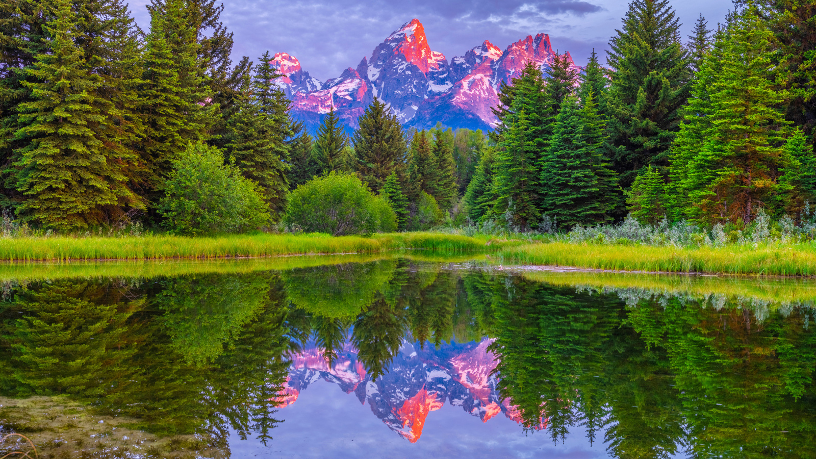 Красивый горный пейзаж в лучах солнца отражается в воде