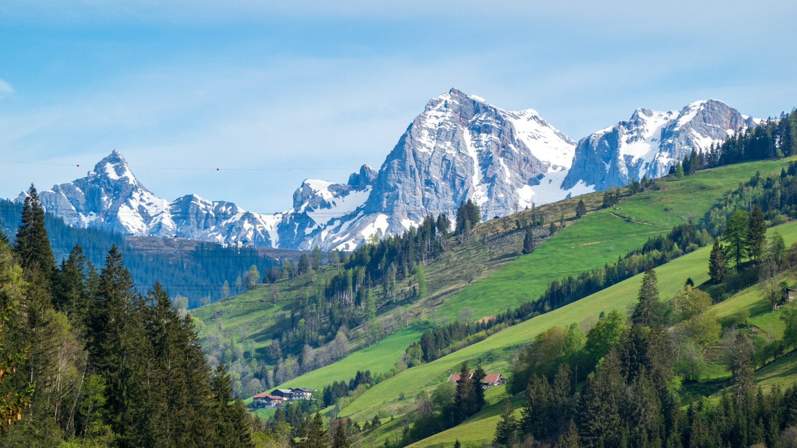Красивый вид на заснеженные Альпы под голубым небом, Австрия